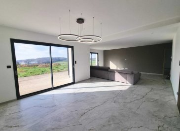 MANSO IMMO vous propose une superbe maison d'architecte contemporaine à Serrouville, à seulement 8 km de la frontière luxembourgeoise. Un bien de luxe et offrant une parfaite qualité de vie.

Construite en 2023 et jamais habitée, cette maison est un bien rare : tout est neuf

Elle offre 184 m² habitables (240 m² au total), sur un terrain de 10 ares clos, sans vis-à-vis. Calme absolu garanti.

Au rez-de-chaussée :
- Vaste hall d'entrée avec grande armoire intégrée
- Immense pièce de vie lumineuse avec baies vitrées, donnant sur terrasse et jardin
- Cuisine neuve jamais utilisée (BORA, SIEMENS ? Zen Cuisine Luxembourg) avec îlot central
- Deux spacieuses et lumineuses chambres
- WC indépendant
- Garage double carrelé avec porte motorisée
- Buanderie avec accès intérieur / extérieur + pièce de rangement
- Adoucisseur d'eau

À l'étage :
- Bel escalier carrelé avec éclairage intégré (à noter : la rambarde reste à installer )
- 2 Chambres dont une avec un dressing
- Une vaste pièce vitrée (verrière) idéale comme 5e chambre, bureau ou bibliothèque
- Salle de bains familiale de 16 m² : baignoire, douche, wc et rangements
- Grande armoire intégrée dans le hall de nuit

Prestations Premium :
- Chauffage au sol par pompe à chaleur
- Facture d'électricité : env. 150 € / mois
(pas de gaz de ville à Serrouville donc maison tout électrique)
- Brise-soleil orientables (BSO), volets motorisés
- Fibre optique
- Domotique
- Classe énergétique B, GES B
- Exposition Sud-Est
- 2 places de stationnement extérieures + parking dans la rue
- Canapé 9 places pouvant rester si souhaité

Localisation idéale pour frontaliers et familles :
- 15 min d'Esch-sur-Alzette / Differdange
- 20 min de Thionville
- Accès rapide à l'A30
- École maternelle et primaire dans le village

Informations pratiques :
- Taxe foncière : 1 772 € / an
- La terre du terrain est actuellement en cours de mise à plat
- Terrain non constructible autour
- Aucun travaux à prévoir, hormis la rambarde de l'escalier et l'aménagement extérieur

Une maison rare, moderne, lumineuse, au calme? prête à devenir votre cocon.

Toutes les indications sont basées exclusivement sur les informations mises à notre disposition par nos clients. Nous n'assumons aucune garantie quant à l'exactitude et l'actualité de ces indications.

Les prix affichés s'entendent frais d'agence inclus et TVA. Les honoraires d'agence sont à charge des vendeurs.

Pour plus d'informations, photos ou convenir d'un rendez-vous, vous pouvez nous contacter au :
352 24 51 33 79 info@mansoimmo.lu