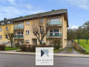 Située à Munsbach dans la commune de Schuttrange, au rez-de-chaussée d'une résidence à 6 unités sans ascenseur datant de 1992, ce bel appartement avec 2 balcons propose une surface habitable de ± 77 m² et se présente comme suit :

Au rez-de-chaussée, l'entrée dessert un couloir de ± 8 m² menant à un salon lumineux de ± 26 m², une cuisine séparée de ± 8 m² entièrement équipée et aménagée, ainsi qu'un wc séparé de ± 2 m².

La partie nuit se compose de deux chambres de ± 12 et 16 m², d'une salle de bain de ± 5 m² (avec lavabo et baignoire) et de deux balcons de ± 3 et 5 m² accessibles depuis les espaces de vie.

Au sous-sol, l'appartement dispose d'une cave privative de ± 16 m² (n°2), d'un garage fermé de ± 14 m² (n°2) ainsi que d'une buanderie commune.

Un grenier non aménagé de ± 30 m² (n°2) complète ce bien.

Détails complémentaires :
? État : bon
? Sols : carrelage
? Revêtements muraux : peinture et scandatex
? Châssis PVC, double vitrage, volets manuels
? Chauffage au mazout
? Armoire encastrée

Charges : 270€ / mois

Cuisine équipée et aménagée : Four - Four à micro-ondes - Frigo - Congélateur - Lave-vaisselle - Hotte aspirante - Meubles de cuisine - Plan de travail - Table

Certifications : Passeport énergétique F-G

Services à proximité :
Aéroport - Bus - Centre - Centre sportif - Club sportif - Commerces - Connexions autoroutières - Crèche - Écoles - Gare - Parc de jeux - Pistes cyclables - Pistes de randonnées - Restaurants

Agent responsable : Maurits van Rijckevorsel
Tél. : +352 621 198 891
E-mail : maurits@vanmaurits.lu
