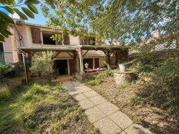 Maison de village à rénover   168 m2   Garage, terrasse et j. Nouveauté en exclusivité, venez découvrir cette grande maison de village d'environ 168 m2, offrant de beaux volumes et un fort potentiel à développer.
Coté intérieur, belle pièce à vivre avec une cuisine ouverte donnant accès direct sur une jolie terrasse et un grand jardin, quatre grandes chambres, deux salles de bain, grenier aménageable et un garage. La maison nécessite des travaux de rénovation dont la toiture et conviendra parfaitement aux acquéreurs souhaitant créer un intérieur à leur goût.
Coté extérieur, un beau jardin arboré très bien exposé au calme.
 Les informations sur les risques auxquels ce bien est exposé sont disponibles sur le site Géorisques : www.georisques.gouv.fr
 Certaines photographies ont été retouchées par intelligence artificielle afin d'améliorer leur qualité visuelle, sans modifier les caractéristiques essentielles du bien.