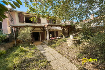 Maison de village à rénover   168 m2   Garage, terrasse et j. Nouveauté en exclusivité, venez découvrir cette grande maison de village d'environ 168 m2, offrant de beaux volumes et un fort potentiel à développer.
Coté intérieur, belle pièce à vivre avec une cuisine ouverte donnant accès direct sur une jolie terrasse et un grand jardin, quatre grandes chambres, deux salles de bain, grenier aménageable et un garage. La maison nécessite des travaux de rénovation dont la toiture et conviendra parfaitement aux acquéreurs souhaitant créer un intérieur à leur goût.
Coté extérieur, un beau jardin arboré très bien exposé au calme.
 Les informations sur les risques auxquels ce bien est exposé sont disponibles sur le site Géorisques : www.georisques.gouv.fr
 Certaines photographies ont été retouchées par intelligence artificielle afin d'améliorer leur qualité visuelle, sans modifier les caractéristiques essentielles du bien.