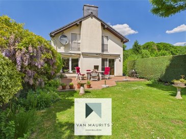 Cette maison jumelée orientée Sud construite en 1975 sur un terrain de 3.33 ares bénéficie d'une surface totale de ± 228 m² dont ± 198 habitables. Elle s'étend sur trois niveaux et se présente comme suit :

Au rez-de-chaussée, l'entrée de ± 7 m² dessert une chambre de ± 15 m² avec une douche dans la chambre, un wc séparé de ± 4 m² (avec lavabo) et deux caves de ± 3 et 8 m² dont une contient la chaufferie.

Le premier étage comprend un palier de ± 9 m², un salon de ± 45 m² avec un accès à la terrasse de ± 15 m² et au jardin comprenant un abri, une cuisine équipée de ± 9 m², un palier de ± 8 m², une chambre de ± 12 m² ainsi qu'une salle de bain de ± 11 m².

Au deuxième étage, un couloir de ± 8 m² mène à quatre chambres de ± 9, 11, 15 et 17 m², une salle de douche de ± 5 m², à la buanderie et à un débarras de ± 4 m².

Un espace grenier accessible par escalier escamotable apporte du rangement supplémentaire.

Le garage fermé de ± 18 m² se trouve en face de la maison, complété par deux emplacements de parking devant.

À l'extérieur, le jardin arboré offre un cadre verdoyant et calme avec un abri de jardin utile pour le rangement.

Détails complémentaires :

Les sols sont en carrelage, dalle en béton et tapis plein selon les pièces. Les murs sont peints et les fenêtres en PVC avec double vitrage sont équipées de volets électriques ou manuels. Le chauffage est assuré par une chaudière au mazout avec radiateurs, chauffage au sol pour le séjour, et un poêle à bois vient compléter le confort dans le salon. Des spots encastrés apportent un éclairage moderne dans certaines pièces.

Cette maison est à rafraîchir et dispose d'un passeport énergétique classé G-G. Elle est idéalement située à proximité de nombreux services : aéroport, transports en commun, écoles, crèches, clubs sportifs, centre sportif, restaurants, parc de jeux, pistes cyclables et sentiers de randonnée, ainsi que des connexions autoroutières rapides.

Pour plus de renseignements, veuillez contacter s.v.p. Maurits van Rijckevorsel au +352 621 198 891 ou maurits@vanmaurits.lu