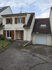 Maison de Type F5 de 120 m² comprenant :
RDC : Entrée avec placard, WC, Salon / Séjour, Cuisine Equipée
Etage : 3 Chambres, Salle d'eau avec Douche et WC
Grenier, Cave, Garage, Extérieurs, Chauffage Electrique