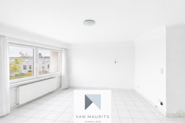 Lien vers la visite virtuelle: https://tour.giraffe360.com/a1682164606a424f995d9b918c763bbb

Attention appartement ne possédant pas de parking ni de cave.

A Merl, sur la route de Longwy, au deuxième étage d'un immeuble datant de 1961, cet agréable appartement est composé comme suit; un hall d'entrée ± 10 m²; une cuisine à rénover ± 10 m², un séjour ± 20 m², une salle de bain à rénover ± 3 m² incluant lavabo et WC; un débarras ± 2 m²; Deux chambres à coucher ± 14 m².

L'immeuble est orienté Nord - Sud et lumineux, très bonne situation proche de tous commodités, bus quasi devant la porte.

Généralités :

- Connexions buanderie dans la cuisine;
- Pas de possibilités d'acheter un parking dans la résidence;
- Laminé et carrelage au sol, peinture et papier peint au mur;
- Fenêtres double vitrage 1994 volets manuel et électrique pour le séjour(prévoir remplacement des deux châssis coté route);
- CPE: H-H-G;
- Pas d'ascenseur, pas de cave;

Agent responsable: Pierre-Yves Béchet; +352 621 654 086; Pierre-Yves@vanmaurits.lu