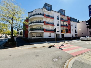 Le Bureau Immobilier Loewen-Kill présente à la vente cet appartement sis au dernier étage d'une résidence avec ascenseur, se composant comme suit :

Hall d'entrée avec vestiaire intégré.  
WC séparé.  
Salon/Salle à manger avec cuisine ouverte et accès direct à la terrasse d'une surface d'environ 9,30m2. La cuisine a été installée il y a environ 3 ans, elle est haut de gamme et bénéficie d'équipements électroménagers de qualité.  
Chambre 1 avec dressing attenant.  
Chambre 2.  
Chambre 3.  
Salle de douche avec douche à l'italienne.

Le bien est complété par :  
Un emplacement intérieur dans le parking commun.  
Un cave privative.

En ce qui concerne les équipements :  
La résidence a été construite vers 2011.  
Les fenêtres sont en triple vitrage.  
L'appartement est équipée d'une climatisation.  
Les charges mensuelles de copropriété s'élèvent actuellement à 320€.  
Le passeport énergétique renseigne C-C.

Nous sommes à votre disposition pour tout renseignement complémentaire et un rendez-vous de visite.

Les honoraires de négociation sont à la charge du vendeur.
