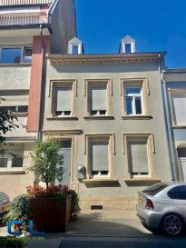 Esch/Alzette - centre-ville;<br>Cette belle façade se trouve au centre-ville!<br>Il s\'agit d\'une maison des années 1930 dont l\'intérieur est totalement à rénover. <br>Sont en bon état: la façade, les fenêtres, le chauffage au gaz et la toiture. <br>Cette maison d\'environ 130m2 habitables (180 m2 en totalité) se compose d\'un rdch de 3 pièces<br>d\'une étage , 2 ch/c , sdb, <br>d\'une mansarde de 2-3 ch. <br>Sous -sols: cave buanderie, extension, petite cour extérieur. <br>Potentiellement intéressante pour habitation et profession libérale.   <br><br>Possibilité de louer un parking à proximité!<br><br>Disponible d\'immédiat. <br>Frais d\'agence inclus dans le prix de vente et a charge du vendeur.<br><br><br><br><br><br>