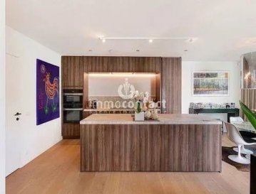 L'agence immobilière Immo-Contact vous propose cette magnifique maison jumelée d'une surface habitable de +/− 189m2 située à Erpeldange, commune de Bous.

Idéalement située sur un terrain de +/− 4,5 ares, dans un quartier calme à moins de 5 min des crèches, écoles et maison relais, cette maison de 2015 conviendra parfaitement à une famille.

La maison, sur 4 niveaux, se compose comme suit :

Rez-de-chaussée :
- Hall d'entrée avec WC séparé
- Salon avec accès sur une magnifique terrasse donnant sur le jardin jouissant d'une triple exposition
- Cuisine équipée ouverte avec espace salle à manger
- Débarras
- Bureau
- WC séparés avec fenêtre

1er étage :
- Chambre parentale avec salle de douche et accès 
- Dressing
- 2 chambres à coucher avec dressing encastré
- Salle de bains avec douche à l'italienne, baignoire, meuble vasque, WC et fenêtre

2ème étage :
- Chambre parentale avec dressing et salle de douche

Au sous-sol vous trouverez 2 caves ainsi qu'un local technique et buanderie.

Un garage double et 1 emplacement extérieur viennent compléter ce bien.
Les deux terrasses jouissent d'une vue imprenable sur la nature.

À savoir :
- Chauffage au sol avec pompe à chaleur
- Panneaux solaires pour chauffer l'eau
- Disponibilité rapide
- Aucun travaux à prévoir

Visites possibles en semaine et le samedi.

Pour toutes informations contactez-moi au +352 621 391 355

Estimation de votre bien (sous 48h), contactez nous +352 26 311 992 ou sur info@immocontact.lu*