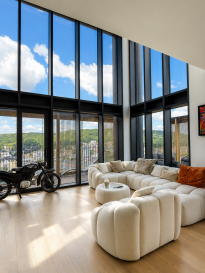 À VENDRE

Penthouse Duplex d'Exception. Tour Aurea (Plateau du Funiculaire, Differdange)

JS Partners Immobilière a le plaisir de vous présenter un bien d'exception, une adresse unique réservée à une clientèle en quête de prestige, de confort et d'exclusivité.

Situé aux 13e et 14e étages, les deux derniers niveaux de la prestigieuse Tour Aurea, ce somptueux penthouse duplex de 104 m² habitables offre un art de vivre incomparable, sublimé par une architecture contemporaine, des volumes spectaculaires et une luminosité exceptionnelle.

Dès votre arrivée, vous serez immédiatement séduit par un remarquable espace de vie d'environ 65 m², réunissant un vaste séjour, une élégante salle à manger et une cuisine ouverte aux lignes épurées. Les immenses baies vitrées baignent l'ensemble de lumière naturelle et s'ouvrent sur une magnifique terrasse panoramique offrant une vue imprenable sur Differdange et ses environs.

L'étage supérieur, entièrement consacré à l'espace nuit, accueille deux belles chambres à coucher, dont une superbe suite parentale. Les deux chambres sont aménagées avec des armoires sur mesure de haute qualité, offrant des espaces de rangement élégants et parfaitement intégrés. Une salle de bains contemporaine aux finitions raffinées complète ce niveau. Chaque détail a été pensé afin d'offrir un confort absolu dans une atmosphère élégante et chaleureuse.

Prestations haut de gamme

- Penthouse duplex situé aux 13e et 14e étages, les deux derniers niveaux de la résidence
- 104 m² habitables
- Magnifique espace de vie d'environ 65 m² avec cuisine ouverte
- Grande terrasse panoramique avec vue exceptionnelle
- Deux chambres à coucher, dont une superbe suite parentale
- Armoires sur mesure de haute qualité dans les deux chambres
- Salle de bains contemporaine
- WC séparé avec vestiaire aménagé à l'entrée
- Buanderie privative intégrée au duplex
- Pièce débarras offrant un espace de rangement supplémentaire
- Appartement vendu entièrement meublé, luminaires inclus
- Climatisation réversible (3 unités) dans le séjour et les deux chambres
- Chauffage au sol
- Triple vitrage haute performance
- Stores de protection solaire
- Ventilation mécanique contrôlée (VMC)
- Détecteurs de fumée
- Cave privative
- Deux emplacements de parking intérieurs côte à côte
- Borne de recharge pour véhicule électrique ainsi qu'une prise électrique supplémentaire

Un emplacement privilégié

Implantée au cœur du très recherché Plateau du Funiculaire, la Tour Aurea bénéficie d'un environnement moderne où tout est accessible à pied.

À proximité immédiate :

- Gare de Differdange
- Cabinets médicaux, kinésithérapeutes et pharmacie
- Commerces et supermarchés
- Restaurants et cafés
- Écoles et crèches
- Centre sportif et infrastructures de loisirs
- Accès rapide vers Belval, Luxembourg-Ville et les principaux axes autoroutiers

Un bien rare sur le marché

Ce penthouse représente une opportunité exceptionnelle d'acquérir l'un des appartements les plus prestigieux de Differdange. Son emplacement privilégié, ses prestations haut de gamme, sa terrasse panoramique et son confort absolu en font un bien unique, idéal tant comme résidence principale que comme investissement patrimonial de qualité.

Une visite suffira pour vous convaincre.

Surfaces et dimensions données à titre indicatif.

Pour plus d'informations ou pour organiser une visite, n'hésitez pas à nous contacter.

Moura Jemp  
JS Partners Immobilière  
+352 621 216 646