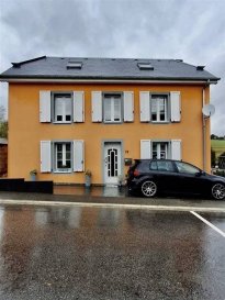 Laforêt Capital a le plaisir de vous proposer en vente cette jolie maison de ± 125,03 m2  implanté sur un terrain de ± 3,40 ares, situé dans une rue calme de Wiltz.<br><br>La maison à était entièrement rénové par la société JANS.<br><br>La maison se compose comme suite :<br><br>Au sous-sol vous trouverez une cave de ± 35,38 m2.<br><br>Au Rez-de-Chaussée : <br><br>- Une salle à manger de ± 17,39<br>- Un living de ± 17,45<br>- Une cuisine de ± 15<br>- Un hall de ± 5,03<br>- Une Salle de Douche de ± 3,98<br><br>1èr Étage : <br><br>- Une Chambre avec Salle de bain de ± 18,14<br>- Une Chambre (2) de ± 13,35 <br>- Hall de nuit de ± 7,2<br>- Un Bureau de ± 6,37<br><br>Combles :<br><br>- Une chambre (3) de ± 19,09<br><br>Pour tous renseignements : 28 77 85 36<br><br>Nous sommes toujours à la recherche de nouveaux biens immobilier à proposer à nos clients, contactez-nous!