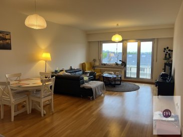 <br /><br />Appartement lumineux sis au 4 étage de +/- 85 m2 comprenant: living donnant sur balcon (orientation sud), cuisine équipée donnant sur balcon, 2 chambres à coucher dont une avec placard, salle de bains avec raccordement lave-linge, WC séparé, hall avec placard, cave, un emplacement souterrain. <br><br>Revêtement du sol: parquet et travertin. <br>Disponible : 15.11.2024<br><br>Quartier résidentiel à quelques minutes du Centre-Ville, proche de tout commerce, bonne connexion bus, accès rapide vers autoroute.