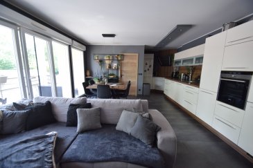 Exclusivement, ImmoHouse vous propose ce superbe appartement de 2 chambres idéalement situé à Zoufftgen.

Au premier étage d'une résidence bien entretenue, ce bel appartement lumineux de 77 m² se compose de :

- Un hall d'entrée agréable
- Un salon/salle à manger magnifique et spacieux avec terrasse
- Une cuisine équipée ouverte sur le séjour
- Deux chambres à coucher
- Une salle de bain avec espace buanderie
- Un wc séparé

De plus, il comprend :
- Un garage
- Un emplacement extérieur privatif

Infos et visites sur demande.