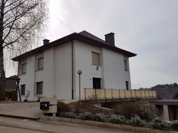 Superbe MAISON libre des 4 côtés, construite en 1980 sur un terrain de 9,10 ares avec une superbe Vue.

La maison se compose comme suit:

Rdch.: APPARTEMENT de 30 m2, avec Cuisine équipée, Salle de douche, Salon et 1 chambre à coucher (idéal pour commerce ex. kiné, estéticienne, onglerie, bureaux, Garage pour 2 voitures (70 m2), Rangement, Cave à vin, Chaufferie + Buanderie;

1er étage: grand Hall d'entrée, W.C. Séparé, Cuisine équipée, grand Living (41,26 m2 avec feu ouvert et bar.

2ème étage: Palier, 4 chambres à coucher, Salle de Bains + Douche, W.C. séparé;

Grenier, Parkings devant la maison, Abri pour chiens.

Situation calme et ensolleiée. 

!!!Possibilité de construire 2 - 3 maisons sur le terrain!!!