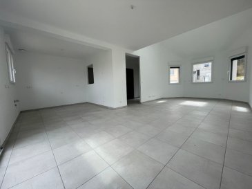 En exclusivité 

A découvrir! Cette jolie maison individuelle neuve d'une surface habitable de 119.36 m² édifiée sur un terrain de 4,03 ares. Elle est située en fond d'impasse, dans un environnement calme, proche de toutes commodités et proche frontières Luxembourg et Allemagne. 

Au rdc, vous trouverez un hall d'entrée, une cuisine entièrement équipée ouverte sur un bel espace de vie donnant accès à la terrasse et au jardin par une large baie coulissante, un WC
Au demi niveau: une salle de bains avec baignoire, douche, meuble vasque et wc,3 chambres
A  l'étage : une suite parentale comprenant une chambre de 14.34 m², un espace dressing de 7.34 m², une salle d'eau

Un garage double de 41.20 m2 avec portes motorisées et une buanderie de 8.64 m2 complètent ce bien.

Construction conforme à la RT 2012
DV PVC à isolation renforcée, volets motorisés, chaudière gaz à condensation, chauffage au sol basse température au rdc et radiateurs à l'étage
Production d'eau chaude par la chaudière + tuiles photovoltaïques en autoconsommation
VMC hygroréglable 