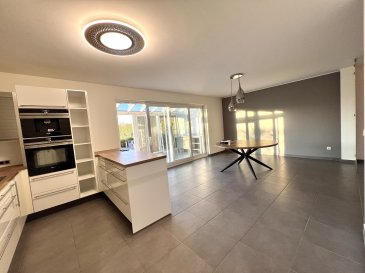 MANSO IMMO vous propose cette magnifique maison contemporaine dans une des régions les plus prisés du Luxembourg. Dans le village de Mondercange offrant des finitions et matériaux de haute gamme, idéale pour les amateurs d'espaces volumineux. Elle est idéale pour une famille à la recherche d'un cadre de vie agréable et fonctionnel. Cette maison a été pensée pour offrir une qualité de vie optimale, alliant confort, luminosité naturelle et espaces bien conçus.
Érigée dans un terrain de 7,37a et sur trois niveaux cette maison d'une surface totale de 265m2 et de 227m2 habitables avec chauffage au sol sur tous les niveaux, une pompe à chaleur, une installation photovoltaïque, un adoucisseur d'eau entre autres mais et surtout de faible consommation d'énergie. Maison passive offrant la tranquillité avec jardin et terrasse avec exposition solaire idéale et surtout sans vis-à-vis.

Elle se compose comme suit :
- Au rez-de-chaussée on peut accéder à la maison soit par le garage ou alors par l'entrée principale. On y accède à un hall / couloir d'entrée avec armoire et un WC séparé. On rentre dans une lumineuse pièce à vivre salon / salle à manger grâce aux plusieurs fenêtres et baie vitrée le tout avec double vitrage et verre sécurisé. La cuisine est ouverte avec un local de rangement supplémentaire et donne aussi accès à la terrasse et au jardin. Elle est entièrement équipée avec des électroménagers de marque renommée. À la fois très fonctionnelle et surtout pratique pour tout chef cuisinier. La baie vitrée de la cuisine accédant à la terrasse avec une exposition solaire optimale sera en harmonie avec le jardin. Le garage est adapté pour minimum deux voitures plus motos et devant la cour de la maison on peut y stationner 3 autres véhicules supplémentaires.

- Au premier étage toutes les pièces sont reliées par un vaste hall de nuit. On y accédera à 4 belles et spacieuses chambres à coucher, une salle de bains complète avec douche italienne et son coin buanderie. Pièce majeure à ce niveau est une magnifique chambre à coucher avec 26m2 et une autre chambre parentale avec sa propre salle de douche privative.

- Au deuxième étage et aussi étage le plus élevé de cette somptueuse maison le futur aménagement pourra parfaitement convenir à un adolescent. On offre une pièce volumineuse occupant tout le niveau et offrant intimité et confort.

Commodités supplémentaires : Garage fermé avec toutes les installations techniques de la maison, une installation de récupération d'eau de pluie ayant capacité de +- 5000L  permet de bien entretenir les extérieurs de la maison et autres.

Grace à son exposition solaire idéale et ses volumes généreux cette maison est parfaite pour toute grande
famille qui recherche la tranquillité dans une endroit idéal et stratégique proche des différents axes
routiers et toutes autres commodités.

Toutes les indications sont basées exclusivement sur les informations mises à notre disposition par nos clients. Nous n'assumons aucune garantie quant à l'exactitude et l'actualité de ces indications.

Les prix affichés s'entendent frais d'agence inclus de 3% + 17%TVA. Les honoraires d'agence sont à charge des vendeurs.

Pour plus d'informations, photos ou convenir d'un rendez-vous, vous pouvez nous contacter au :
352 24 51 33 79 info@mansoimmo.lu


MANSO IMMO bietet Ihnen dieses wunderschöne moderne Haus in einer der beliebtesten Regionen Luxemburgs. Es befindet sich im Dorf Mondercange und verfügt über eine hochwertige Ausstattung und Materialien. Es ist ideal für Liebhaber großzügiger Räume. Es eignet sich perfekt für eine Familie, die ein angenehmes und funktionales Wohnumfeld sucht. Dieses Haus wurde so konzipiert, dass es eine optimale Lebensqualität bietet und Komfort, natürliches Licht und gut durchdachte Räume vereint.
Das Haus wurde auf einem 7,37 a großen Grundstück errichtet und verfügt über drei Etagen mit einer Gesamtfläche von 265 m² und einer Wohnfläche von 227 m². Es ist auf allen Etagen mit Fußbodenheizung, einer Wärmepumpe, einer Photovoltaikanlage, einem Wasserenthärter und vielem mehr ausgestattet und zeichnet sich vor allem durch einen geringen Energieverbrauch aus. Passivhaus, das Ruhe bietet, mit Garten und Terrasse mit idealer Sonneneinstrahlung und vor allem ohne Gegenüber.

Es setzt sich wie folgt zusammen:
- Im Erdgeschoss kann man das Haus entweder über die Garage oder über den Haupteingang betreten. Man gelangt in eine Eingangshalle/einen Flur mit Schrank und separatem WC. Man betritt einen hellen Wohn-/Essbereich dank mehrerer Fenster und einer Fensterfront, die alle mit Doppelverglasung und Sicherheitsglas ausgestattet sind. Die Küche ist offen mit einem zusätzlichen Abstellraum und bietet ebenfalls Zugang zur Terrasse und zum Garten. Sie ist komplett mit Geräten namhafter Marken ausgestattet. Sie ist sowohl sehr funktional als auch vor allem praktisch für jeden Koch. Die Fensterfront der Küche mit Zugang zur Terrasse und optimaler Sonneneinstrahlung harmoniert perfekt mit dem Garten. Die Garage bietet Platz für mindestens zwei Autos und Motorräder, und vor dem Haus können drei weitere Fahrzeuge geparkt werden.

Im ersten Stock sind alle Zimmer durch einen großen Flur miteinander verbunden. Von dort aus gelangt man zu 4 schönen und geräumigen Schlafzimmern, einem kompletten Badezimmer mit italienischer Dusche und einer Waschküche. Der wichtigste Raum auf dieser Etage ist ein wunderschönes Schlafzimmer mit 26 m² und ein weiteres Elternschlafzimmer mit eigenem Duschbad.

Im zweiten Stock, der gleichzeitig die höchste Etage dieses prächtigen Hauses ist, kann die zukünftige Einrichtung perfekt für einen Teenager gestaltet werden. Es bietet sich ein großzügiger Raum, der die gesamte Etage einnimmt und Privatsphäre und Komfort bietet.

Zusätzliche Annehmlichkeiten: Geschlossene Garage mit allen technischen Einrichtungen des Hauses, eine Regenwassernutzungsanlage mit einer Kapazität von ca. 5000 l ermöglicht die gute Pflege der Außenanlagen des Hauses und anderer Bereiche.

Dank seiner idealen Sonneneinstrahlung und seiner großzügigen Raumaufteilung ist dieses Haus perfekt für jede große
Familie, die Ruhe in einer idealen und strategisch günstigen Lage in der Nähe verschiedener Verkehrsachsen
und aller anderen Annehmlichkeiten sucht.

Alle Angaben basieren ausschließlich auf den Informationen, die uns von unseren Kunden zur Verfügung gestellt wurden. Wir übernehmen keine Gewähr für die Richtigkeit und Aktualität dieser Angaben.

Die angegebenen Preise verstehen sich inklusive 3 % Maklergebühr + 17 % MwSt. Die Maklergebühren gehen zu Lasten der Verkäufer.

Für weitere Informationen, Fotos oder zur Vereinbarung eines Termins können Sie uns unter folgender Nummer erreichen:
352 24 51 33 79 info@mansoimmo.lu


MANSO IMMO offers you this magnificent contemporary house in one of the most sought-after regions of Luxembourg. Located in the village of Mondercange, it features high-end finishes and materials and is ideal for those who love spacious living. It is perfect for a family looking for a pleasant and functional living environment. This house has been designed to offer optimal quality of life, combining comfort, natural light, and well-designed spaces.
Built on a 7.37a plot and on three levels, this house has a total surface area of 265m² and 227m² of living space with underfloor heating on all levels, a heat pump, a photovoltaic installation, a water softener, among other features, but above all, low energy consumption. This passive house offers tranquility with a garden and terrace that enjoy ideal sun exposure and, above all, no neighbors opposite.

It is composed as follows:
- On the ground floor, the house can be accessed either through the garage or the main entrance. This leads to an entrance hall/corridor with a closet and a separate toilet. You enter a bright living/dining room with several windows and a bay window, all with double glazing and safety glass. The kitchen is open plan with additional storage space and also gives access to the terrace and garden. It is fully equipped with renowned brand appliances. Both highly functional and, above all, practical for any chef. The kitchen's bay window opens onto the terrace with optimal sun exposure and blends in harmoniously with the garden. The garage can accommodate at least two cars plus motorcycles, and there is space to park three additional vehicles in front of the house.

On the first floor, all the rooms are connected by a large hallway. It provides access to four beautiful and spacious bedrooms, a full bathroom with a walk-in shower, and a laundry area. The main rooms on this level are a magnificent 26m² bedroom and another master bedroom with its own private shower room.

- On the second floor, which is also the top floor of this sumptuous house, the future layout will be perfect for a teenager. It offers a spacious room occupying the entire level and providing privacy and comfort.

Additional amenities: Enclosed garage with all the technical installations for the house, a rainwater recovery system with a capacity of approximately 5000 liters, allowing for proper maintenance of the exterior of the house and other areas.

Thanks to its ideal sun exposure and generous volumes, this house is perfect for any large
family looking for tranquility in an ideal and strategic location close to various roads
and all other amenities.

All information is based exclusively on the information provided to us by our clients. We do not guarantee the accuracy or timeliness of this information.

The prices shown include agency fees of 3% + 17% VAT. Agency fees are payable by the sellers.

For more information, photos or to arrange a viewing, please contact us at:
352 24 51 33 79 info@mansoimmo.lu