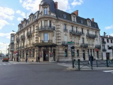 Très bel appartement proche gare.  Dans un magnifique immeuble à proximité immédiate de la gare et du centre-ville - Appartement de type F4 situé au 3ème étage - 6, Place Thiers 54700 PONT A MOUSSON comprenant :
 Entrée, cuisine équipée, séjour, 3 chambres, SDB, WC, débarras
 Chauffage individuel gaz - 89,42 m2
 Libre à la location
 Les informations sur les risques auxquels ce bien est exposé sont disponibles sur le site Géorisques : www.georisques.gouv.fr