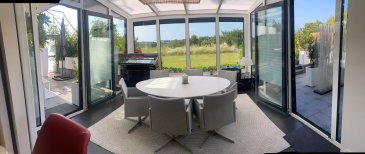 Superbe appartement lumineux de +/- 79 m² avec 2 terrasses de +/- 20 m² et 14 m², SITUE AU REZ DE JARDIN PRIVATIF et ACCESSIBLE AUX PERSONNES A MOBILITE REDUITE, comprenant :

- Hall d'accueil.
- Grand salon et salle à manger avec accès de plein pied aux terrasses et au jardin privatif de +/- 125 m².
- Cuisine équipée ouverte sur salle à manger.
- 2 chambres à coucher dont une avec accès aux terrasses.
- Salle de bains avec baignoire, lavabo, WC et douche à l'italienne.
- Wc séparé.
- Parking intérieur pour 1 voiture.
- Buanderie commune.
- Sur le même étage que l'appartement et situé à proximité immédiate, une pièce en annexe de +/- 21 m² entièrement aménagée pouvant servir de rangement, bureau, local loisir, espace fitness.

L'appartement est situé sur l'arrière de la résidence au calme sans aucune vue sur la rue.

Les terrasses sont accessibles depuis pratiquement toutes les pièces de l'appartement.

Prestations de qualité : de nombreux placards et dressings ont été aménagés sur mesure, système d'alarme, système de vidéosurveillance extérieur, domotique, etc.

L'EXERCICE D'UNE PROFESSION LIBERALE EST AUTORISE DANS L'APPARTEMENT ET EGALEMENT L'ETABLISSEMENT DU SIEGE SOCIAL D'UNE SOCIETE.

Passeport énergétique B/C.