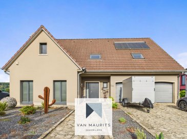 Découvrez cette maison individuelle construite en 1990, située dans une zone résidentielle prisée de Biwer avec une vue dégagée. En très bon état, cette propriété offre un cadre de vie moderne avec 218 m² habitables sur un terrain de 10 ares.

Dès l'entrée, un hall spacieux de 18 m² mène à une cuisine entièrement équipée de 18 m², une arrière-cuisine de 10 m² avec buanderie et coin douche, une salle à manger de 13 m² et un séjour lumineux de 35 m² avec accès direct à une terrasse de 24 m². Un WC séparé de 2 m² est également disponible. Le garage de 47 m², avec ouverture électrique, peut accueillir deux voitures.

À l'étage, vous trouverez quatre chambres de 26 m², 19 m², 20 m² et 13 m², ainsi qu'un palier de 26 m². La salle de bain de 18 m² comprend une douche à l'italienne, une baignoire, des doubles lavabos et un WC.

Le sous-sol offre plusieurs espaces de rangement, incluant une cave de 22 m² sous la terrasse, une cave de 29 m², une cave à vin de 14 m² et une chaufferie de 7 m², accessibles via un palier de 10 m². Le grenier non-aménagé de 36 m² est accessible par un escalier escamotable.

Cette maison dispose de châssis en bois avec double vitrage, stores intérieurs et fenêtres Velux. Les sols sont en carrelage et laminé, et les murs en faïence, papier peint et peinture. Le chauffage est assuré par une chaudière à pellets et des radiateurs, complétés par un poêle à bois.

Parmi les autres équipements, vous trouverez une porte d'entrée sécurisée, des détecteurs de fumée, une connexion fibre optique et des panneaux solaires. La cuisine est équipée d'une cave à vin, d'un congélateur, d'une cuisinière vitrocéramique, d'un frigo, d'une hotte aspirante, d'un îlot central, d'un lave-vaisselle et de meubles de cuisine fonctionnels.

Le jardin arboré de 600 m² offre un espace idéal pour les enfants et les animaux de compagnie. La toiture en tuiles et la vue panoramique sur les environs ajoutent au charme de cette propriété. Le passeport énergétique est en cours de réalisation avec une classification prévue en 