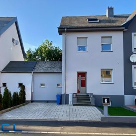 Nous vous proposons en exclusivité cette belle petite maison entièrement rénovée en 2020.<br>Sur un terrain de 1.57ares, avec une surface brute d\'environs 145 m2 dont 105m2 habitables, elle se compose comme suit: <br><br>Rdch: hall, cuisine équipée ouverte sur le salon,  wc séparé et un débarras. <br>Etage: deux chambres à coucher, une salle de douche. <br>Mansarde: une chambre avec salle de bain. <br>Sous sol:  cave, chaufferie, salle de jeux. <br><br>Accès directe du rdch  sur une terrasse et une cour complément clôturées. Un chemin d\'exploitation sépare la maison du jardin privatif d\'une contenance de 1.86 ares.<br>Parking privé devant la maison.<br><br>Située dans un quartier résidentiel et très agréable de Dudelange,<br>école primaire à quelques pas de la maison. <br><br>Disponibilité a convenir. <br><br>Les frais d\'agence sont inclus dans le prix de vente et sont a charge du vendeur.<br>