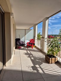Appartement F2 Neuf au RDC avec Terrasse et garage fermé à Montigny Les Metz
Situé au cœur de Montigny Les Metz, cet appartement F2 offre un cadre de vie idéal pour les amateurs de confort et de praticité.

Caractéristiques principales :
Une cuisine équipée ouverte sur séjour, une chambre, ainsi qu'une salle de bains avec WC.
Une grande terrasse spacieuse de 14m2.
Loyer : 600 € + 70 € de charges mensuel + 60 € de charges de provisions pour le chauffage avec un décompte annuel (chauffage compris et eau chaude compris)

352 € correspondant à la constitution du dossier, la rédaction du bail, correspondant aux visites + 132 € à l'état des lieux
Garanties demandées
Possibilité de la garantie visale pour certaines locations

(Attention, appartement soumis aux dispositif Pinel ne pas dépasser un certain plafond de revenus*)