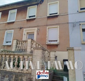 Maison Audun Le Tiche 4 pièce(s) 88 m2. À SAISIR !

Venez découvrir le fort potentiel de cette maison mitoyenne située à Audun-Le-Tiche, dans une rue calme, proche du centre ville et de toutes les commodités et infrastructures.

Située à deux pas du Luxembourg, cette maison d'environ 88m² vous propose :

Au Rez-de-chaussée : 1 séjour, 1 cuisine dinatoire de plus de 17m² donnant accès à une cour et un jardin, 1 toilette et 1 salle d'eau.

Au 1er étage : 2 grandes chambres de 14 et 17m².
L'une d'elle donne accès aux combles (2ème étage) aménagés actuellement en 1 chambre et 1 grenier.

Sous-sol complet, cour et jardin à l'arrière de la maison.

La maison est équipée de fenêtres  double vitrage (1999).
Mode de chauffage / production eau chaude : chaudière  murale gaz à condensation de 2010 (la chaudière a été entretenue chaque année)
Toiture refaite en 1999

Des travaux d'électricité et d'isolation (possibilités d'aides financières pour ces travaux) sont à prévoir ainsi qu'un rafraichissement global de la maison.

Idéale si vous êtes bricoleurs, cette maison vous offrira un cadre de vie agréable, au calme, dans un secteur frontalier très recherché !

Diagnostic de performance énergétique :
DPE et AUDIT réalisés le 01/06/2026 : logement classé F (323kWh/m²/an) et F pour les émissions de gaz à effet de serre (71kg CO2/m²/an).
Montant estimé des dépenses annuelles d'énergie pour un usage standard : entre 2500 € et 3440€ par an. Prix moyens des énergies indexés sur les années 2021, 2022 et 2023 (abonnements compris).

Les informations sur les risques auxquels ce bien est exposé sont disponibles sur le site Géorisques : www.georisques.gouv.fr

À visiter sans tarder !

Frais d'agence inclus, à la charge du vendeur.

Véronique GONZALEZ
06 18 01 45 97