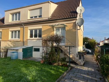 Fameck Rue des Hirondelles endroit calme dans impasse , belle maison jumelée de type F5 sur 6 ares de terrain comprenant au RDC : entrée,cuisine équipée avec escalier accès terrasse et jardin,salon séjour, toilette individuel avec point d'eau. A l'étage : 3 chambres à coucher, salle de bains avec douche, grenier. Au s/sol : cave , chaufferie/buanderie,garage 2 voitures, jardin clos et arboré
DV PVC , volets électriques,chauffage gaz 
Libre de suite
Prix avec honoraires d'agence inclus : 240 000 €