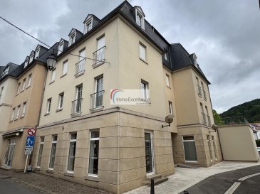 IMMO EXCELLENCE vous propose en exclusivité ce joli appartement d'une surface habitable d'environ 40 m2, situé au premier étage d'une Résidence.

Location réservée aux personnes disposant d'un contrat de travail à durée indéterminée (CDI).

Occupation maximale : 2 personnes.

L'appartement se compose comme suit : Un hall d'entrée ( 1.89 m2 ) comprenant une armoire encastré sur mesure ( 0.68 m2 ), une belle et moderne cuisine ouverte donnant sur un grand double séjour ( 23.04 m2 ), une salle de douche ( 2.55 m2 ), ainsi qu'une chambre à coucher ( 11.26 m2 ).

L'appartement dispose également d'une cave ( 2.77 m2 ) ainsi que d'un emplacement extérieur (12.68 m2 ).

Situé au plein centre d'Echternach, à proximité de toutes commodités. 

Echternach se situe à seulement 25 minutes du centre-ville de Luxembourg.

A voir absolument.


IMMO EXCELLENCE bietet Ihnen exklusiv diese schöne Wohnung mit einer Wohnfläche von ca. 40 m² an, die sich im ersten Stock einer Residenz befindet.

Nur Bewerber mit unbefristetem Arbeitsvertrag.

Maximale Belegung: 2 Personen.

Die Wohnung setzt sich wie folgt zusammen: Eine Eingangshalle (1,89 m²) mit einem maßgefertigten Einbauschrank (0,68 m²), eine schöne und moderne offene Küche mit Zugang zu einem großzügigen Wohn- und Esszimmer (23,04 m²), ein Duschbad (2,55 m²) sowie ein Schlafzimmer (11,26 m²).

Zur Wohnung gehören außerdem ein Kellerraum (2,77 m²) sowie ein Außenstellplatz (12,68 m²).

Die Wohnung befindet sich im Herzen von Echternach, in unmittelbarer Nähe aller Annehmlichkeiten.

Echternach liegt nur 25 Minuten vom Stadtzentrum Luxemburgs entfernt.

Unbedingt sehenswert!


IMMO EXCELLENCE exclusively offers this charming apartment with a living area of approximately 40 m², located on the first floor of a residential building.

Only tenants with a permanent employment contract (CDI) will be considered.

Maximum occupancy: 2 persons.

The apartment is composed as follows: An entrance hall (1.89 m²) featuring a custom-made built-in wardrobe (0.68 m²), a beautiful and modern open-plan kitchen leading into a spacious living and dining area (23.04 m²), a shower room (2.55 m²), and a bedroom (11.26 m²).

The apartment also benefits from a cellar/storage room (2.77 m²) as well as an outdoor parking space (12.68 m²).

Ideally located in the very center of Echternach, close to all amenities.

Echternach is situated only 25 minutes from Luxembourg City center.

A must-see property!