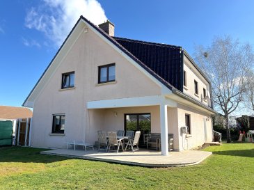Kloé Immobilier a le plaisir de vous présenter cette magnifique maison unifamiliale, idéalement située dans la Cité Herrenfeld à Steinfort. Rénovée en 2022, elle allie modernité et espaces généreux, avec une surface habitable de 242 m² pour une surface totale de 430 m².

Dès l'entrée, vous serez accueilli par un hall spacieux doté d'un toilette d'invité, qui mène vers les pièces de vie. D'une part, vous découvrirez une belle cuisine entièrement équipée, incluant un four, un lave-vaisselle, une cave à vin, et une plaque de cuisson intégrée avec hotte, bénéficiant d'un accès direct au jardin. D'autre part, un vaste séjour, combinant une salle à manger et un salon agrémenté d'une cheminée, vous invite à la convivialité. Une baie vitrée s'ouvre sur la terrasse et le jardin orienté Sud, parfaits pour profiter de moments en extérieur et du soleil.

À l'étage, vous trouverez une mezzanine actuellement utilisée comme bibliothèque, une suite parentale avec sa salle de bain privative, ainsi que deux grandes chambres supplémentaires, une salle d'eau et un bureau pouvant être aménagé en quatrième chambre.

Un grenier, accessible par un escalier escamotable, offre un espace de rangement supplémentaire.

Le sous-sol comprend plusieurs espaces fonctionnels : réserve, remise, chaufferie, espace polyvalent, ainsi qu'un WC/douche. Un grand garage double et deux places de stationnement complètent cet ensemble.

Cette maison est entourée d'un jardin ensoleillé, idéalement orienté au sud, agrémenté d'arbres matures, d'un espace barbecue et d'un coin de stockage pour le bois.

Ne ratez pas l'opportunité d'acquérir un bien spacieux, alliant confort et praticité, au cœur d'un quartier prisé.

Informations complémentaires :
- Confort : fenêtres à double vitrage, châssis en bois, volets manuels et électriques
- Nouveaux radiateurs
- Cheminée avec possibilité de raccordement à la chaudière
- Chauffage au gaz (tubage neuf)
- Système d'alarme
- Environnement : quartier résidentiel, proche des commodités
- Écoles : crèche à 50 m, école fondamentale à Steinfort, école européenne et lycée à Mamer. Steinfort est située à 18 km de Luxembourg-Ville et à 11 km de l'École Européenne de Bertrange/Mamer (bus scolaires disponibles)

Contactez Kloé Immobilier dès aujourd'hui pour organiser votre visite !