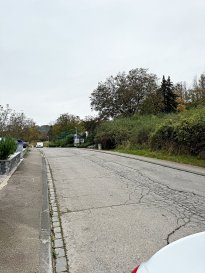 Nous vous offrons un beau terrain à bâtir situé dans un quartier résidentiel calme d'Ettelbruck, entouré de vastes paysages et de vallées, traversés par des sentiers de randonnée et des pistes cyclables. Idéal pour les amoureux de la nature, ce terrain se trouve dans les collines d'Ettelbruck, offrant une vue imprenable sur les paysages environnants.

**Caractéristiques :**

- Emplacement : Ettelbruck, une ville calme et verte 
- Superficie totale : 8a 04ca (804 m²)  
- Zone : HAB-1 (décidée pour la construction d'une maison unifamiliale)  
- Façade de 20 mètres, idéale pour une maison individuelle sur 4 côtés  
- Pas de contrat de construction  

Ce terrain offre une occasion rare de construire la maison de vos rêves dans un cadre naturel et paisible tout en restant proche des commodités.

**Prix de vente : 884 600 €**  

Pour plus d'informations ou pour organiser une visite, n'hésitez pas à nous contacter :

Téléphone : 621319162 (M. Agovic Amer)  
Premier contact de préférence par email.  
Les frais d'agence sont à la charge du vendeur. Les mesures sont données à titre indicatif.