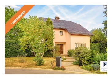 ***SOUS COMPROMIS***SOUS COMPROMIS***SOUS COMPROMIS 
Située dans une ruelle calme et sans issue à Frisange, dans un quartier résidentiel et verdoyant, cette agréable maison unifamiliale séduira par ses volumes, ses finitions soignées et ses matériaux de qualité. Construite en 1995 sur une propriété d’environ 9 ares, la maison, rénovée au fil des années, offre d’une surface habitable de ± 226 m² pour une surface totale de ± 346 m². 

Dotée de nombreux attraits qui devraient faire le bonheur d’une famille, elle se compose comme suit :
 
Au rez-de-chaussée, la porte d’entrée s’ouvre sur un hall ± 17 m² avec vestiaire encastré et wc séparé ± 2 m² desservant une cuisine indépendante ± 25 m², moderne, aménagée et équipée et un séjour ± 45 m² avec feu ouvert. Ces deux pièces donnent sur une jolie véranda ± 21 m² située à l’arrière de la maison et équipée d’une cuisinière au bois (revêtement faïence) et de grandes baies coulissantes s’ouvrant sur la terrasse et le jardin. Sa hauteur de 5 mètres apporte luminosité tant aux pièces de vie qu’à la mezzanine du 1er étage.
 
Le 1er étage s’ouvre sur une mezzanine ± 14 m² desservant trois chambres de ± 20, 18 et
17 m² et une salle de bain ± 15 m² rénovée en 2017 (baignoire, douche italienne, 2 lavabos, sèche-serviettes, wc suspendu et bidet).
 
Le grenier aménagé ± 69 m² (± 35 m² habitables) peut faire office de bureau, salle de jeux voire de 4ème chambre avec point d’eau (raccordements déjà présents).
 
Au sous-sol, un hall ± 12 m² dessert un double garage ± 51 m² incluant la chaufferie ± 11 m², une petite salle de douche ± 3 m², un débarras ± 2 m², une cave à vin ± 4 m² ainsi qu’une buanderie ± 17 m² avec accès au jardin (escalier).
 
A l'extérieur, une terrasse pergola ± 28 m² avec marquise et grand barbecue traditionnel en pierre (feu de bois) précède le superbe jardin ± 300 m² orienté sud-est. Celui-ci, plat et arboré, dispose d’un petit abri ± 6 m² raccordé à l’électricité.
  
Détails complémentaires : 
•Maison en très bon état général ;
•Beaux volumes, chambres spacieuses ; très belle luminosité ; 
•Carrelages de collection Villeroy et Boch ;
•Châssis bois, double vitrage Schüco ; moustiquaires, rideaux et volets électriques/manuels ;
•Cuisine aménagée Armony Cucine et équipée Siemens ;
•Sanitaires haut de gamme Hans Grohe et Villeroy & Boch ;
•Chaudière au mazout (1994), cheminée traditionnelle ; chauffage au sol (rez-de-chaussée) ; 
•Maison raccordée au réseau Gaz et à la Fibre optique ;
•Cadre verdoyant, sans vis-à-vis ; vue dégagée sur le jardin ;
•Proche de toutes commodités : arrêt de bus à 100 m, gare de Bettembourg à 2 km, écoles, médecins, commerces, restaurants, axes autoroutiers, transports en commun ;
•Accès autoroutier vers Luxembourg-ville (± 22 km) et commune thermale de Mondorf-les-Bains à proximité ; 
•Belles promenades dans les alentours (forêt).

Agent responsable : Florian Apolinario
Tél.: (+352) 691 110 397
Email : florian@vanmaurits.lu