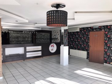 Local commercial RESTAURATION de +- 150 m2 comprenant:

-Accueil
-Salle principale 60 couverts climatisée
-Grand bar
-Cuisine professionnelle 
-Locaux sanitaires Homme et Femmes 
-Cave en sous-sol pour stockage 
-Terrasse possible à l'exterieur

Bon état d'entretien, disponible immédiatement 
Grand parking public juste en face du restaurant 