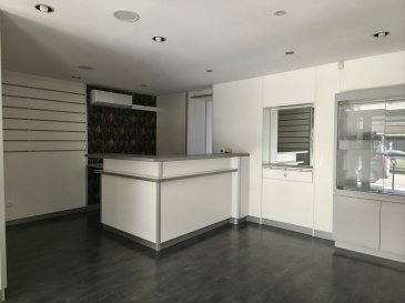 Centre ville Creuzwald beau local commercial de 89 m², plain pied avec 2 belles vitrines, spacieux espace de vente, 2 pièces attenantes.

Le loyer est de 650€ avances sur charges de 20€, caution de 650€.

Ne manquez pas cette opportunité ! Planifiez une visite dès maintenant en nous contactant via le formulaire de contact ou par téléphone.