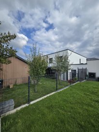 A VISITER !!!!!!!! 

Immo NORDSTROOSS vous propose la vente d'une Spacieuse maison construite en 2020 dans le village de Hosingen, belle maison jumelée d'une surface habitable de +/- 170m² dans rue sans issue en calme sis sur un terrain de +/- 2,70 ares clôture. 

Cette maison se compose comme suite: 
- d'un hall d'entrée, 
- d'un séjour lumineux qui donne accès à la terrasse et une véranda et aussi directement vers jardin clôturé et privatif avec maisonnette de jardin
- d'une cuisine bien équipée semi ouverte, 
- un hall de nuit, 
- quatre grande chambres à coucher, 
- une salle de douche, 
- un WC séparée . 

De plus, cet objet dispose d'un garage pour deux voitures, trois emplacements extérieur, une cave et un local technique/buanderie. 

Aspects techniques : classe énergétique: B-B, chauffage au sol, ventilation mécanique contrôlée double flux, fenêtres en PVC avec du triple vitrage et des volets roulants à commande électrique. 

Pour plus de renseignements ou une visite (visites également possibles le samedi sur rdv), veuillez contacter le 691 850 805