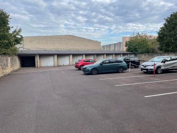 En exclusivité, place de parking extérieure située dans la cour arrière d'une résidence avec accès sécurisé par barrière levante 
Lot 28 du règlement de copropriété du la résidence Le Corneille sise 43/45 Avenue Comte de Bertier à THIONVILLE 

La présente annonce immobilière vise 1 lot de parking situé dans une copropriété de 83 lots au total et ne faisant l'objet d'aucune procédure en cours citée à l'article L. 721-1 du code de la construction et de l'habitation. 
Montant moyen mensuel de charges déclaré par le vendeur : 21.03 Euros / an (Base décompte 2024) 
Bien non soumis au DPE. 
Les informations sur les risques auxquels ce bien est exposé sont disponibles sur le site Géorisques : www.georisques.gouv.fr.