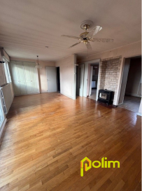 Entre Metz et Pont à Mousson.  Située dans un environnement calme et sympathique, cette maison individuelle offre un beau potentiel pour les amateurs de projets et de personnalisation. Elle saura vous séduire par ses volumes agréables et sa disposition fonctionnelle. Les espaces de vie bénéficient d'une belle clarté tout au long de la journée, créant une atmosphère chaleureuse et conviviale. La maison nécessite des travaux de rafraîchissement, laissant libre cours à votre imagination pour la remettre au goût du jour et en faire un lieu de vie à votre image. 
 Les informations sur les risques auxquels ce bien est exposé sont disponibles sur le site Géorisques : www.georisques.gouv.fr