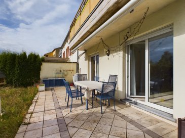 Passion-immo en collaboration avec STAR-LUX vous propose à Bivange ce bel appartement de 115 m2 dans une résidence (11 unités) de 2000 bien entretenue avec ascenseur.  
L'appartement en rez-de-jardin vous offre une magnifique pièce de vie (salon-salle à manger) de 38,20 m2 avec sortie terrasse et jardin. Cusine séparée de 6,20 m2 avec la possibilité d'ouverture sur le salon.  
3 belles chambres à coucher, une de 14,90 m2 avec sortie terrasse et jardin, deux autres de 17 et 13,80 m2 avec sortie seconde terrasse de 10 m2 située à l'avant de l'immeuble. Une salle de docuhe de 5,40 m2, un WC séparé ainsi qu'une pièce de rangement de 5,60 m2 pouvant être amménagée comme dressing ou buanderie.  

A ce bien s'ajoute un garage box fermé avec cave privative à l'intérieur de l'immeuble.  
L'immeuble dispose d'un ascenseur et d'une buanderie commune.  

Accès facile pour personnes à mobilité réduite.  

Idéalement situé proche du centre de Bivange, école, crèches, pharmacie, à 350 mètres de la gare de Berchem, 2 km du centre commercial LECLERC et station service de Livange et à 3,5 km du centre de Hesperange.  
Bien rare dans le secteur, à visiter sans attendre.  

Frais d'agence sont à charge du vendeur.  

Contact:  
Tel: +352 661 39 89 00 (Sonia)  
Tel: +352 661 266 715 (Pascal)  
mail: info@passion-immo.lu
