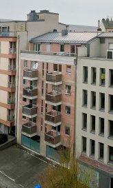 Penthouse de standing avec terrasses panoramiques ? Un bijou en plein cœur de Luxembourg
Découvrez ce magnifique penthouse d'une surface totale pondérée d'environ 114?m², alliant design haut de gamme, lumière naturelle et emplacement privilégié. Une opportunité rare pour celles et ceux qui recherchent un confort de vie exceptionnel en ville.

Surface habitable : 95?m² | Terrasses : env. 40?m² | Surface pondérée : 114?m²

Ce bien d'exception séduit par ses finitions haut de gamme et son ambiance chaleureuse. Les vastes espaces extérieurs et intérieurs sont parfaitement connectés pour offrir un cadre de vie moderne et élégant.

Atouts principaux :
Deux salles de bains complètes :

- Une salle de bain avec baignoire haut de gamme

- Une salle d'eau de type spa, avec double douche à effet pluie et assise intégrée

- Espaces lumineux grâce à de larges baies vitrées et une orientation optimale

- Terrasses en L d'environ 40?m², parfaites pour se détendre ou recevoir

- Menuiseries à double vitrage assurant confort thermique et acoustique

- Installations communes électriques, modernes et efficaces

Accès optimal aux transports :

- À seulement 4 minutes à pied du tram

- À 2 minutes des lignes de bus principales desservant tout Luxembourg-ville

- Vie de quartier dynamique : commerces, restaurants et cafés se trouvent juste en bas de l'immeuble

Un lieu de vie raffiné ? Luxe urbain et qualité de vie réunis
Que vous cherchiez une résidence principale d'exception ou un pied-à-terre luxueux, ce penthouse offre une qualité de vie rare en plein centre-ville.
Contactez-nous pour organiser une visite et laissez-vous séduire.