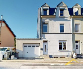 L'agence IMMOLORENA de Pétange a choisi pour vous cette magnifique maison jumelée de 142 m2 habitables à RODANGE,  rénové entre 2017 et 2021.
La maison se situe à proximité de toutes commodités, commerces et transports en commun:

AU REZ-DE-CHAUSSÉE (PIECES A VIVRE)
Un hall d’entrée de 12,77 m2 amenant à :
La cuisine et la salle à manger de 14,50m2
Le Salon faisant 17,22 m2
La salle de bain refaite en 2017 de 7,89 m2
Une extension de 20 m2 
Une grande terrasse de 90 m2

AU PREMIER ETAGE 
Un hall de nuit amenant à 3 chambres :
Une première chambre de 15,50 m2
Deuxième chambre de 14 m2
Une salle d’eau de 6,06 m2 équipée d’une douche 

AU DEUXIÈME NIVEAU :
Un hall de nuit amenant à trois chambres :
Première chambre de 12,53 m2
Deuxième chambre de 10,58 m2
Troisième chambre de 10,84 m2
Un grenier mansardé de 22 m2

CAVE : 
Une cave de 20,12 m2

LE GARAGE :
Grand garage de 25 m2

CARACTERISTIQUES DE LA MAISON:

La maison dispose de 5 chambres.
La maison est équipée de fenêtres en double vitrage
La toiture en bon état
Un grand garage pour une voiture.

Pour tout contact:
Joanna Rickal: +352 621 365 640
Vitor Pires: + 352 691 761 110

L'agence Immo Lorena est à votre disposition pour toutes vos recherches ainsi que pour vos transactions LOCATIONS ET VENTES au Luxembourg, en France et en Belgique.