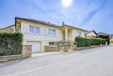 ELANGE - THIONVILLE

Commune prisée, au calme dans une impasse.

Cette maison individuelle F5 avec un sous-sol complet, édifiée sur un terrain de 5,53 ares, bénéficie d'un emplacement idéal à proximité immédiate des commerces, des écoles et des axes autoroutiers.

Au Rdc:
Une entrée accueillante
Une cuisine indépendante équipée avec accès direct à la terrasse
Un spacieux séjour d'env 35 m2 avec cheminée et également ouvert sur la terrasse.
Un dégagement desservant l'espace nuit
Trois chambres
Un wc indépendant
Une salle de bains avec douche (possibilité d'installer une baignoire)
Un espace de rangement.

Le sous-sol complet propose:

Un bureau idéal pour le télétravail
Une salle d'eau avec douche et wc
Une grande pièce polyvalente (salle de jeux, sport, stockage..)
Une buanderie
Un garage.

À l'extérieur, vous profiterez d'une agréable terrasse en partie couverte et exposée SUD, donnant sur le jardin

Côté équipements:

Pompe à chaleur air/air (climatisation réversible)
cheminée (insert)
chauffage électrique
double vitrage PVC, volets roulants motorisés

Une maison idéale pour une famille à la recherche de confort, de calme et de proximité avec toutes les commodités.