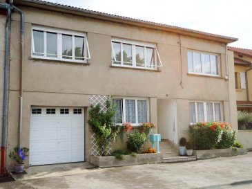 INVESTISSEMENT LOCATIF CLÉ EN MAIN – THIONVILLE-ELANGE (Proximité Luxembourg)
Idéal Investisseur – Immeuble de rapport en monopropriété
Situé au cœur du secteur prisé de Thionville-Elange, bénéficiez d'un emplacement stratégique à seulement quelques minutes de la frontière luxembourgeoise et des axes autoroutiers. Cet immeuble parfaitement entretenu, offre une opportunité rare sur le marché, alliant sécurité patrimoniale et rentabilité immédiate. 
Composition du bien :
L'immeuble développe une surface optimisée de 270 m2 habitables, et se compose notamment de 5 lots d'habitation, à savoir : 
•	4 Studios fonctionnels : surfaces de 24 m² et 28 m², parfaitement adaptés à la demande locative sur ce secteur transfrontalier particulièrement recherché. 
•	1 Appartement de type F4 (80 m²), comprenant un grand espace de salon-séjour ouvert sur une cuisine parfaitement aménagée et équipée. Une chambre, un bureau, salle de bains, WC séparé,  ainsi qu’un cellier le complètent agréablement. 
•	Avec aussi : Une magnifique terrasse de 70 m², véritable atout différenciant pour les locataires.
•	Un garage pour une voiture et moto, porte motorisée. 
Performance financière :
•	Rentabilité brute : elle est de l’ordre de 6,50 %. 
•	État technique : Pas de travaux à prévoir. La toiture, les communs et les appartements sont parfaitement entretenus et mis en valeur. Les travaux réalisés sont d’une parfaite qualité. 
•	Gestion simplifiée : Ce bien est vendu en monopropriété (pas de syndic professionnel, charges maîtrisées, outil informatique de gestion privative disponible). 
Localisation :
•	Quartier calme et résidentiel prisé de Thionville - Elange.
•	Accès immédiat A31 (direction Luxembourg-Ville).
•	Proximité immédiate des commerces, des lignes de bus transfrontalières et du centre de Thionville.
Note importante : La vente porte sur l'ensemble de l'immeuble. La cession à la découpe (par lot) n'est pas envisageable.
Dossier complet et photos supplémentaires sur demande. Contactez-nous pour organiser une visite et découvrir le potentiel de ce bien. Gérard STOULIG – Agent commercial EI au : 06 03 40 33 55 – agenceabel@gmail.com
NB : Les frais d’agence sont à la charge du vendeur.