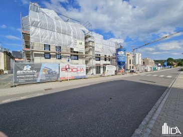 Nouvelle construction de plusieurs résidences avec appartement de 1-2 chambres à vendre dans le village de Grosbous.

L'Immobilière de l'Attert vous propose l'appartement nr 3 (Lot 4) d'une surface utile de +/- 77,60 m² situé au 1er étage :

- hall d'entrée avec coin vestiaire
- séjour / salle à manger avec coin cuisine de 29,9m² avec sortie sur terrasse de 21,4 m²
- wc séparé
- débarras
- 2 chambres à coucher de 11,8m² et 13,2m²
- salle de douche.

L'appartement dispose d'une cave de 6,9m².

Emplacements / carports disponible au prix de 45 000€ htva.

Les prix indiqués s'entendent hors TVA.

Pour plus d'informations ou pour visiter cette propriété, contactez-nous au +352 23 62 90 20 ou sur immo@immoaida.lu

Consultez nos biens sur www.immoaida.lu