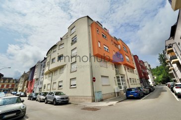 immohub, votre partenaire immobilier à Rumelange, vous propose un appartement, avec deux chambres à coucher, balcon et emplacement intérieur, au deuxième étage d'une résidence avec ascenseur comprenant 23 unités.
Ce bien, d'une surface utile de 88,77 m², se compose comme suit :

R+2 :
-Hall d'entrée avec garde-robe 6,00 m²
-Séjour 26,70 m²
-Balcon 2,90 m²
-Cuisine équipée séparée 8,35 m²
-Hall de nuit 3,05 m²
-WC séparé 1,25 m²
-Chambre I 17,90 m²
-Chambre II 13,30 m²
-Salle de douche 3,20 m²

Sous-sol :
-Cave privative : 3,65 m²
-Buanderie en commune
-Emplacement intérieur 13,28 m²

Détails complémentaires :
-Année de construction : 1996
-Chauffage au gaz / Radiateurs
-Double vitrage / Châssis en PVC / Volets manuels / Volet électrique sortie balcon
-Certificat de performance énergétique (CPE) : F/F
-Surface utile selon cadastre : 88,77 m²
-A proximité directe du centre ville de Rumelange avec toutes commodités