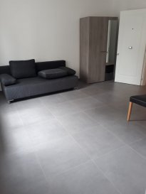 *** OPPORTUNITÉ A SAISIR ! *** 

Au coeur de Gasperich, proche des axes routiers A4 et transports en communs, ce studio de 27m2 est à louer sans plus attendre. 

Vous pourrez profiter pleinement d'un cadre de vie idéal en plein cœur de la ville. 

Plus d'information : info@htimmo.lu - 24 55 92 78 
