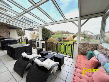 Proche forêt, coup de coeur assuré !!.  Un mélange de vieilles pierres et de modernisme pour cette magnifique maison de village offrant plus de 150 m2 habitable. Belle pièce à vivre lumineuse de 60 m2 donnant accès sur une véranda sans vis à vis et un très joli jardin cocooning sur l'arrière, 3 chambres principales, 1 bureau, 2 salles de bain, et un garage 2 VL. Tout confort, chaudière récente, aucun travaux à prévoir.
 Les informations sur les risques auxquels ce bien est exposé sont disponibles sur le site Géorisques : www.georisques.gouv.fr