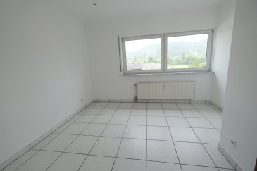 Luxembourg-Beggen, 219, rue de Beggen, petit studio rénové de 17 m2 au troisième et dernier étage avec ascenseur et comprenant : pièce principale, placard, cuisine équipée ouverte avec lave-linge, salle de douche. Libre de suite. Pour une seule personne. Prix : 1100 euros + 180 euros de charges forfaitaires, électricité et internet en plus. Frais d'agence : un mois de loyer + TVA, 50% à charge du bailleur, 50% à charge du locataire. Contact et visites : Arianna GHITTINO, téléphone : 691 205 573, email : arianna@parkagence.lu
