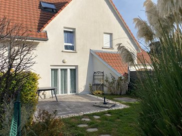 Maison mitoyenne. **** SOUS COMPROMIS ****

Située dans le charmant village de Weitbruch, à  moins de 10min de Haguenau et Brumath. 

Dans une impasse au calme, venez découvrir cette agréable maison accolée triplex 4 pièces  de 90m² (141m² au sol)
Vous trouverez au rez-de-chaussée une cuisine équipée, un beau séjour donnant accès à la terrasse et au jardin, un wc.
Au premier : deux chambres avec placards, une salle de bains avec douche italienne ainsi que des placards intégrés dans le dégagement.
Aux combles : Une grande chambre avec placard et dressing.
Le bien comprend également un garage et un parking extérieur.

Le bien sera libre de toute occupation à partir du mois de juin 2026.

Charges annuelles : 821€ (chauffage compris)
Nombre de lots : 32 dont 8 lots d'habitation
Prix : 239400€ Honoraires à la charge du vendeur


Copropriété de 32 lots - dont 8 lots habitation. (Pas de procédure en cours).
Charges annuelles : 821.00 euros.