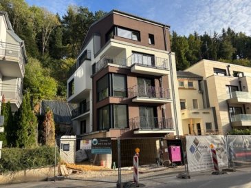 En future construction et située dans un quartier exclusivement résidentiel, Belle maison neuve disposant d'une surface totale de +/- 160 m2 dont +/- 139 m2 habitables, sur +/- 4 ares de terrain privatif, comprenant :

Au rez-de-chaussée :
- Hall d'accueil.
- WC séparé.
- Grand salon et salle à manger avec accès de plain-pied à la terrasse de +/- 16 m2 et au jardin arrière.
- Cuisine non équipée ouverte sur salle à manger avec accès de plain-pied à la terrasse et au jardin.
- Débarras.
- Garage pour 1 voiture + parking extérieur.

Au 1er étage :
- Hall d'étage.
- 3 chambres à coucher dont une suite parentale avec salle de bains privative.
- Débarras
- Local technique
- Salle de bains.
- Buanderie.

Classe énergétique AA : CONSTRUCTION EN BETON 100% POUR UNE MEILLEURE ISOLATION ACCOUSTIQUE / Chaudière pompe à chaleur avec chauffage par le sol / Triple vitrage et volets électriques / VMC double flux ...

PRESTATIONS DE GRAND STANDING : SALLE DE BAINS COMPLETES AVEC MOBILIER INCLUS, REVETEMENTS DES SOLS AU CHOIX ET INCLUS JUSQU'À 65 €/ M2 HT ET HORS POSE.

Les plans restent modifiables selon vos besoins et les nécessités techniques à respecter. Frais d'acte notarié applicables sur le montant de la quote-part de terrain. Application directe du taux de TVA à 3 %.

Situé à proximité immédiate du Lycée International Lenster.