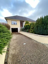 Idéalement située à Bettembourg, dans un quartier calme et résidentiel
LUXPROIMMO vous propose cette belle maison individuelle d'une surface totale de 330 m² et disposée comme suit:

Sous-sol: 
Surface de rangement et stockage, salle de douche, espace loisirs (36m²) idéal pour salle de sport ou détente et garage (60m²) pour 2-3 voitures.

Rez-de-chaussée:
Hall d’accueil, wc séparé, cuisine individuelle et spacieuse pièce à vivre (38m²) avec cheminée et sortie vers la terrasse et le jardin orientés Sud/Est.
Espace nuit composé de 3 chambres à coucher et 1 salle de bains.

Combles:
Surface mansardée (63m²) avec poutres et charpente apparentes en excellente état.

Proche de toutes commodités, écoles, transports en commun, réseau autoroutier, gare CFL.....  