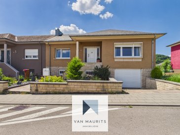 Située dans un quartier calme de Soleuvre, cette maison trois façades offre un cadre de vie agréable. La maison dispose d'une surface habitable d'environ 100 m² avec une surface totale d'environ 290 m² et est implantée sur un terrain de 470 m² bénéficiant d'une exposition Est-Ouest, garantissant une belle luminosité tout au long de la journée.

Le rez-de-chaussée se compose d'un hall d'entrée spacieux, d'un salon lumineux et traversant d'environ 28 m², d'une cuisine équipée avec accès direct à une terrasse de 10 m², de deux chambres confortables de 18 m² et 11 m², et d'une salle de bain avec toilettes.

Le sous-sol entièrement utilisé offre de nombreux espaces supplémentaires avec un grand garage de 36 m², une pièce multifonctionnelle de 15 m², une buanderie, une chaufferie, une salle de stockage, ainsi qu'un hall et une salle d'eau, permettant de multiples possibilités de rangement ou d'aménagement selon les besoins.

Le premier étage a une surface d'environ 100 m² avec une dalle en béton et des lucarnes, qui peuvent être aménagées selon vos besoins (chambre supplémentaire, salle de jeux, espace de travail, etc.).

La maison est équipée de chauffage au gaz (2011) par radiateurs, de châssis en PVC avec double vitrage, et de volets manuels. Un double garage et deux places de stationnement extérieur complètent la propriété.

Une propriété à fort potentiel, située dans un environnement résidentiel agréable. 

Contact :
Philippe Mélard
+352 661 405 446
philippe@vanmaurits.lu