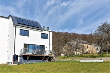 Jean-Marc Estgen et RE/MAX Select, vous proposent en exclusivité cette très grande maison de ± 525 m² de surface utile et ± 300 m² habitables érigée en 2012 sur un terrain de 10,85 ares avec une vue imprenable à Graulinster.

Au rez-de-chaussée:

- Un vaste hall d'entrée avec un splendide escalier en escargot
- Un double séjour de 56 m² avec feu ouvert 
- Une cuisine équipée de 39 m² donnant accès vers la terrasse de 14m²
- Un jardin complètement aménagé exposé sud avec une splendide vue

Le jardin bénéficie d' une cabane avec un four à Pizza et barbecue.

Le premier étage:

- Vaste hall
- 3 chambres à coucher ( 21 m², 18 m², 17 m² ) qui bénéficient chacune de leur propre salle de douche privative ( à l'italienne ) et d' armoires encastrées en blanc laqué.
- Un dressing de 14 m²

Le deuxième étage:

Ce dernier niveau se prête parfaitement pour une Master bedroom de 45m2 donnant sur une terrasse de 35 m² ainsi que sa salle de douche privative.
Deux chambres supplémentaires (ou bureau) sont également disponibles.

Au sous-sol:

- Un garage pour 3 voitures
- Une buanderie
- Une cave
- Une cave à vin avec un sol en terre
- Une chaufferie

Un produit rare, alliant des matériaux haut de gamme avec une belle
luminosité aux finitions soignées et de qualités. 

En quelques mots voici les principaux atouts:

- Classe énergétique C/C
- Systèmes de chauffage pompe à chaleur
- Panneaux solaires 
- Récupérateur d' eau de pluie ( 7500 litres )
- Triple vitrage
- Antenne parabole
- Aération double flux
- Stores électriques (Domotique)
- Chauffage au sol
- Cuisine équipée ouverte
- Spots au plafond L.E.D.
- Système d'alarme
- Vidéo parlophone écran couleur
- Caméras de surveillance 
- Armoires encastrées 

Graulinster fait partie de la commune de Junglinster avec toutes les commodités nécessaires et permet un accès rapide au centre-ville ou vers les autoroutes.
Les restaurants, commerces, écoles mais également les parcs à proximité en font un endroit parfait pour les familles à la recherche d'une qualité de vie optimale.

À saisir!