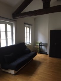 METZ - Hyper Centre.
A côté de l'Hôtel de Ville et à proximité de la Fac du Saulcy.

Studio 26m² au 3ème étage composé : d'une entrée, d'une pièce principale avec coin cuisine équipée (plaques + frigo), d'une salle de bain (baignoire) et WC.

(Parquet)

Chauffage individuel au gaz.

Libre le 30/06/2026