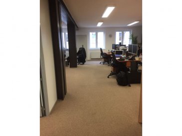 A louer à Luxembourg-centre, rue Philippe II, un bureau non meublé d'une surface de 108m2 au 3ème étage d'un immeuble avec ascenseur, comprenant un open space, une salle de réunion, une kitchenette et toilettes.

Libre de suite
Caution de 6 mois.